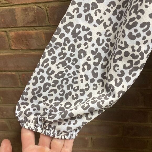 Nine West Gray & Blue Cheetah Print Long Sleeve Ruffle Top Size PL NEW - Picture 6 of 9